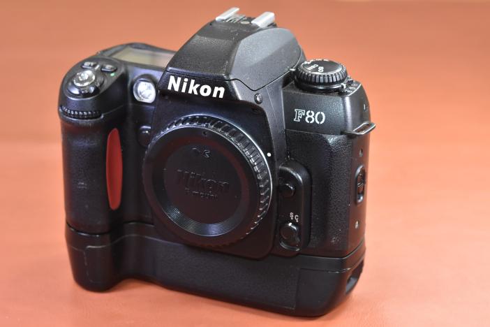 希少！Nikon F80D シルバー 海外限定カラー MB-16付 希少！Nikon F80D シルバー 海外限定カラー MB-16付