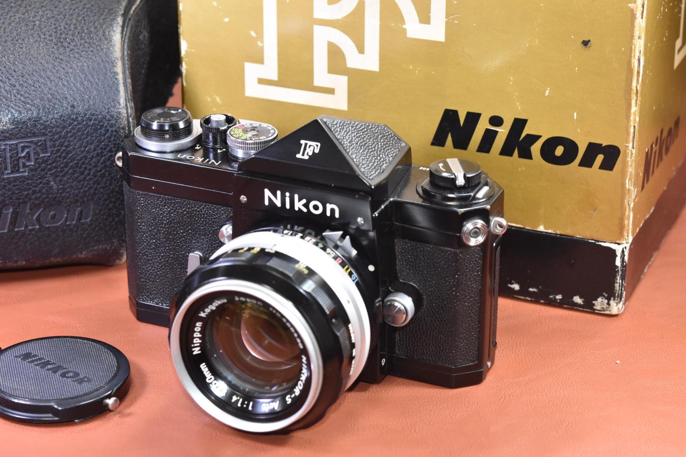 【コレクション向け】Nikon F Eye Level Black 676万台 Nippon Kogaku NIKKOR-S Auto50/1.4付 整備済 【元箱付一式】※キレイな物をお探しの方必見